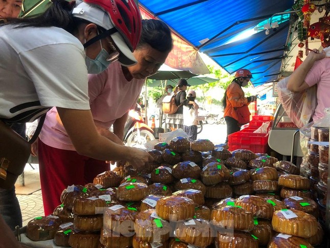 Nhiều loại bánh bị lỗi được cửa tiệm đưa ra ngoài bán rẻ. "Bánh có khi bị mẻ, bể một chút nhưng chất lượng như bánh trong hộp. Mình đưa ra ngoài bán rẻ hơn một chút để ai cũng có thể thưởng thức" - nhân viên tiệm bánh nói.