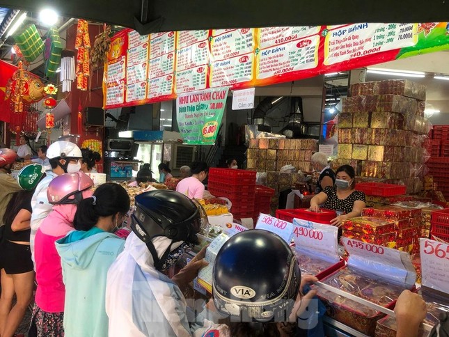 “Ngày nào tiệm cũng rất đông nên tôi tranh thủ đi sớm. Tuy nhiên vẫn phải chờ khoảng 15 phút mới đến lượt mua bánh. Bánh trung thu hiệu này mình ăn quen rồi nên năm nào cũng mua” – bà Tư Muội (ngụ quận 5) nói.