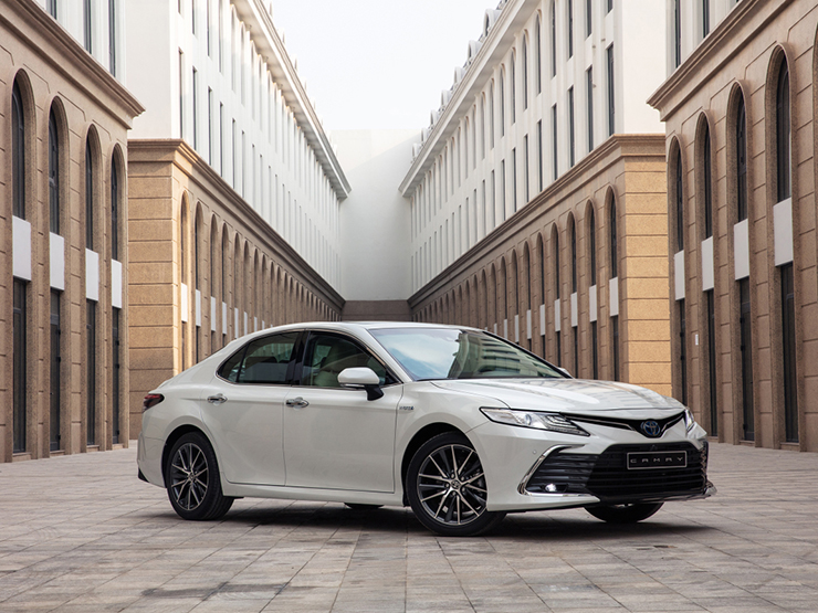 Giá xe Toyota Camry niêm yết và lăn bánh tháng 9/2022