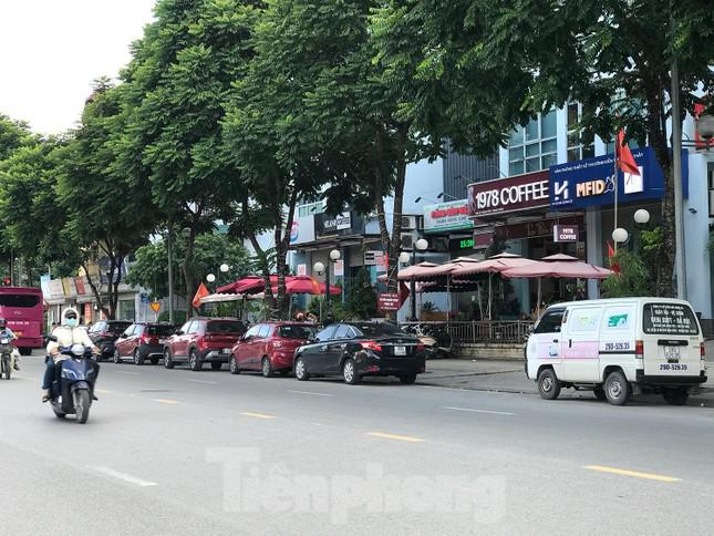 Phố kiểu mẫu, đường dành riêng cho người đi bộ ở Hà Nội bị chiếm dụng làm nơi đỗ xe - 1