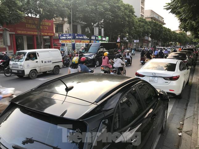 Phố kiểu mẫu, đường dành riêng cho người đi bộ ở Hà Nội bị chiếm dụng làm nơi đỗ xe - 2