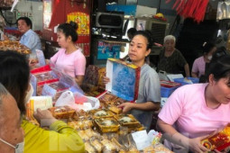 Tranh thủ nghỉ lễ, người dân xếp hàng mua bánh trung thu