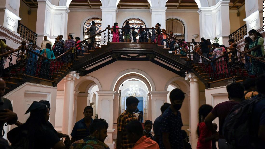 Người biểu tình Sri Lanka xông vào dinh Tổng thống hôm 9/7.