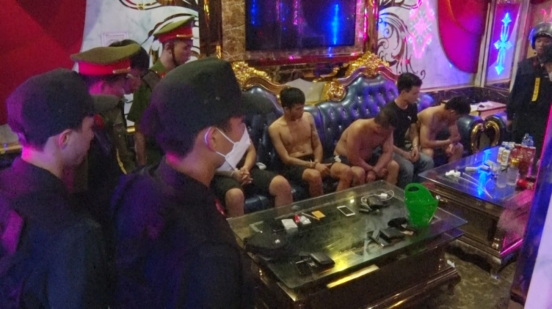 Nam cởi trần, nữ hở hang bay lắc trong karaoke Thiên Đường - 1