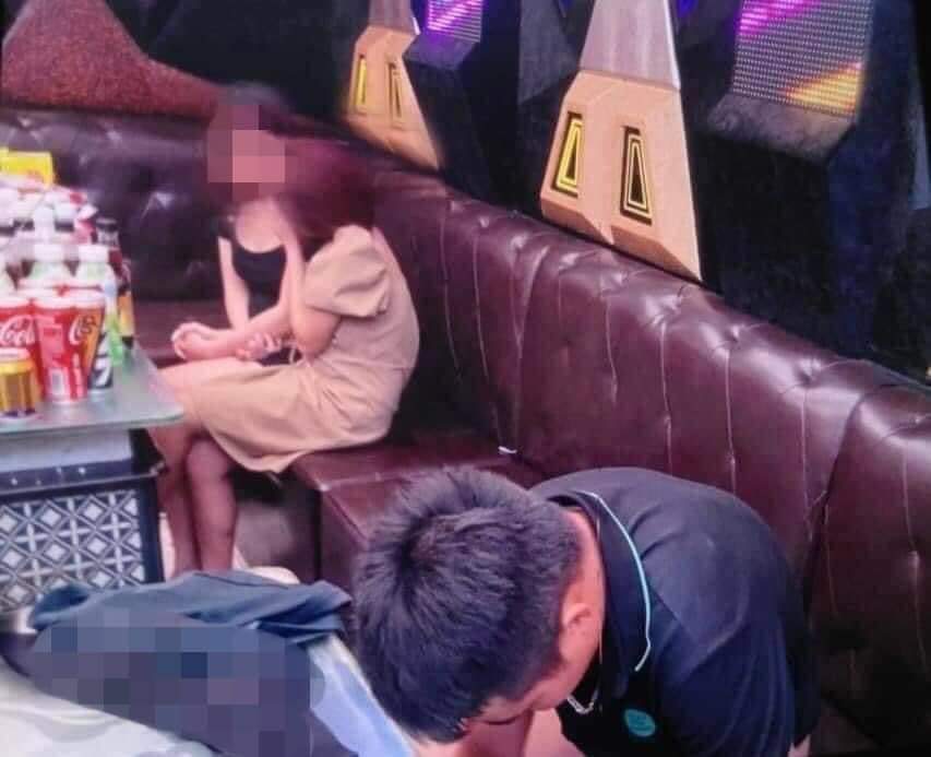 &nbsp;Hiện trường quán karaoke nơi 2 cặp nam nữ bị phát hiện đang có hành vi mua, bán dâm.