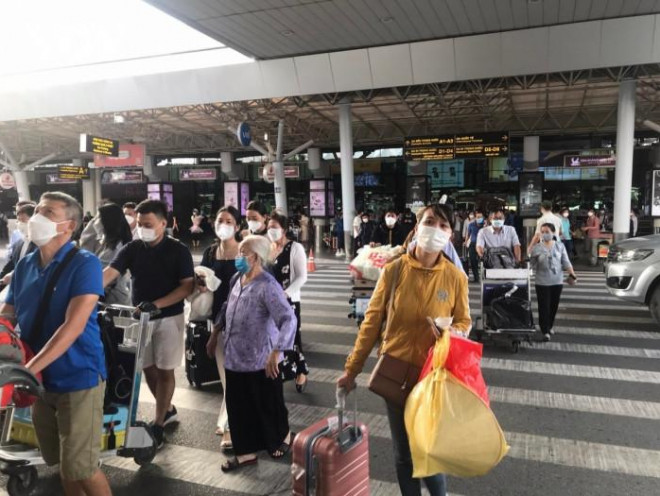 Ngày cuối nghỉ lễ 2/9, hơn 93 nghìn khách đổ về Tân Sơn Nhất - 1