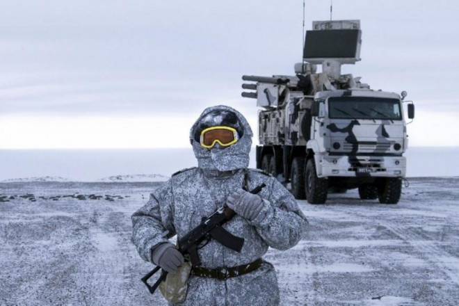 Binh lính và xe quân sự Nga tại vùng Bắc Cực.