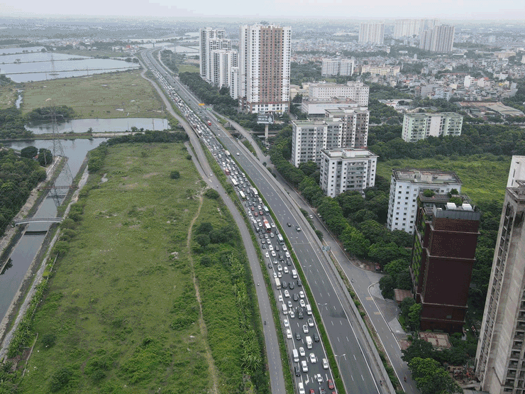 Người dân đổ về đô thị lớn, 5 xe ô tô gặp nạn liên hoàn trên cao tốc