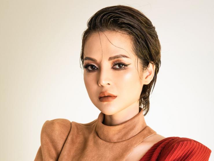 Giải trí - Nữ sinh ĐH Kinh tế Quốc dân "gây sốt" với mẫu váy phát sáng giờ ra sao?