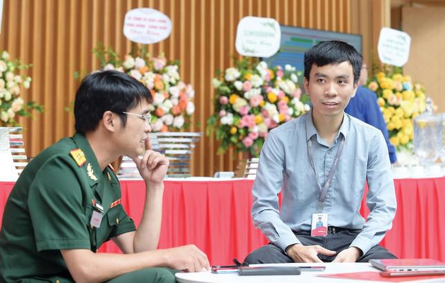 Phạm Văn Khánh và anh Nguyễn Văn Hùng tại Đại hội đại biểu Đoàn TNCS Hồ Chí Minh Viettel lần thứ VI Ảnh: Xuân Tùng