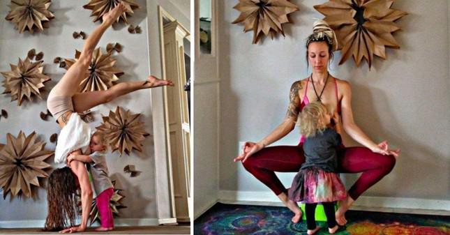 Carlee Benear vừa tập yoga vừa cho con bú năm 2018. Ảnh: Rear Front.