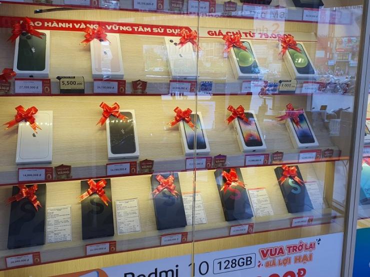 Thị trường - Tiêu dùng - Nóng tuần qua: Hàng loạt mẫu iPhone đời cũ rớt giá chưa từng có