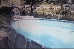 Phi thường - kỳ quặc - Video: Bé trai 10 tuổi nhanh trí cứu mẹ bị đuối nước trong bể bơi