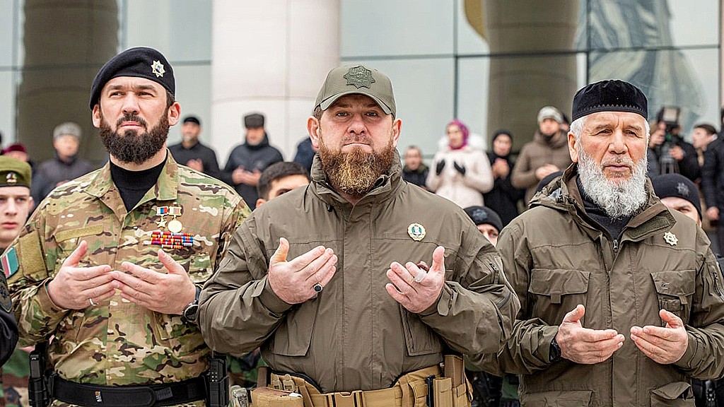 Ông Ramzan Kadyrov (đứng giữa) – Tổng thống Cộng hòa Chechnya thuộc Nga (ảnh: Aljazeera)