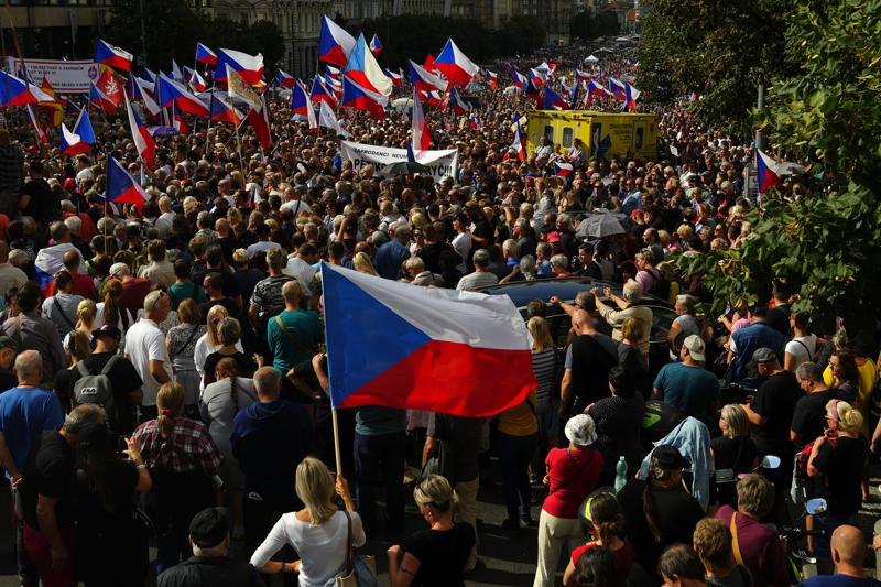Hàng chục nghìn người tham gia biểu tình ở Praha, thủ đô Séc (ảnh: Reuters)
