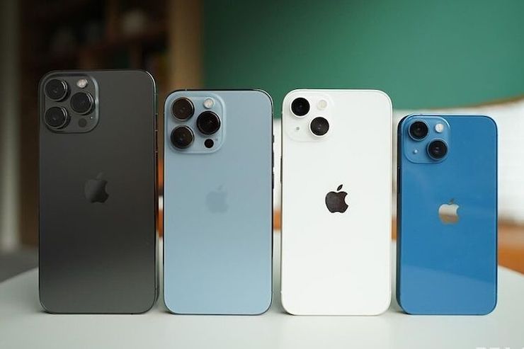 Từ trái qua phải lần lượt là iPhone 13 Pro Max, iPhone 13 Pro, iPhone 13 và iPhone 13 mini.
