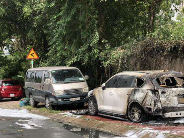 Tin tức trong ngày - "Xế hộp" bất ngờ bùng lửa, cháy dữ dội trên vỉa hè ở TP Thủ Đức