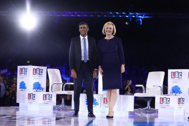 Hai ứng cử viên cho vị trí thủ tướng Anh - Ngoại trưởng Liz Truss (phải) và cựu Bộ trưởng Tài chính Rishi Sunak. Ảnh: REUTERS