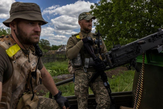 Binh sĩ Ukraine canh gác một chốt kiểm soát gần một ngôi làng ở vùng Donbass. Ảnh: Ivor Prickett/ The New York Times