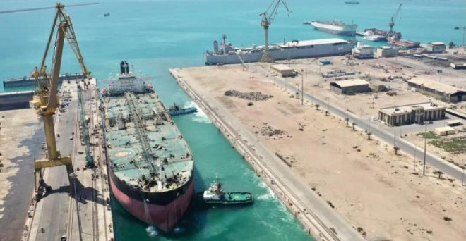 Trong diễn biến khác, mới đây đại
diện của các nước G7 đã ủng hộ việc đưa ra mức trần giá dầu đối với
dầu Nga. Tuy nhiên kế hoạch này có thể không thành công do sự phản
đối từ một số nước châu Âu. Điều này đã được Bộ trưởng Tài chính
Pháp Bruno Le Maire phát biểu.