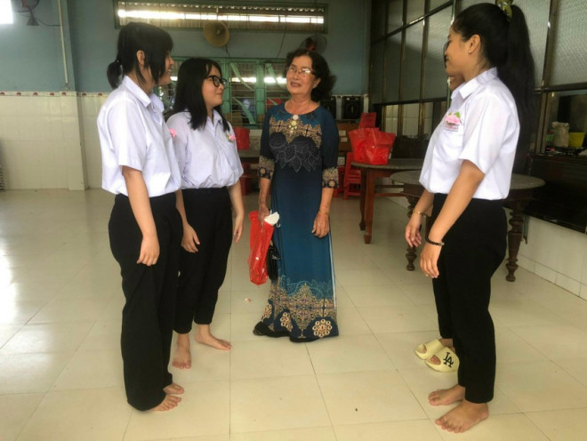 Cô Lê Thị Vân và các em học sinh trong ngày khai giảng năm học mới. Ảnh: HUỲNH DU