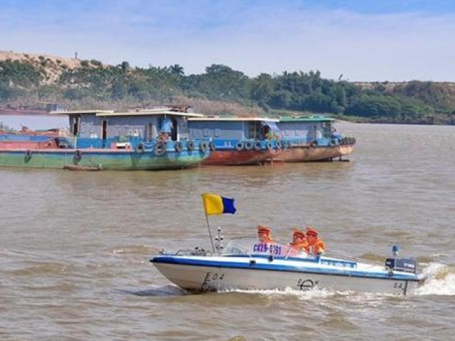 Tin tức trong ngày - Cảnh báo nguy hiểm với tàu thuyền tại vị trí xe container chìm dưới sông Hồng