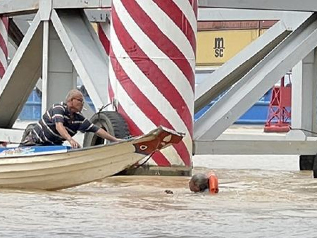 Tin tức trong ngày - Lão ngư 20 năm cứu người trên sông Đồng Nai