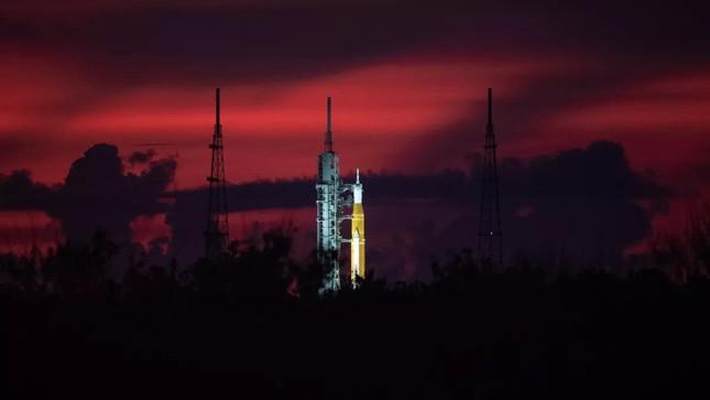 Tên lửa Hệ thống Phóng Không gian (SLS) đang chờ phóng tại Trung tâm Vũ trụ Kennedy ở Florida. Tên lửa hùng mạnh là chìa khóa cho chương trình Artemis của NASA.
