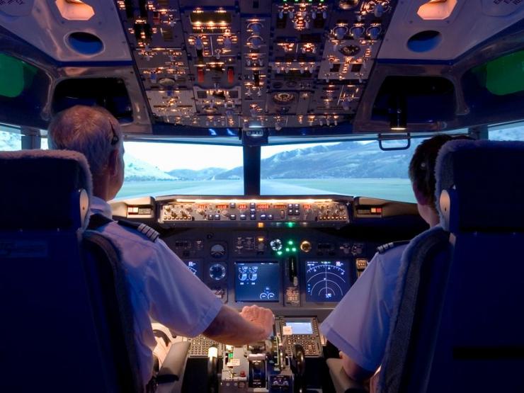 Máy bay Boeing 737 đến điểm hạ cánh, 2 phi công vẫn ngủ say sưa