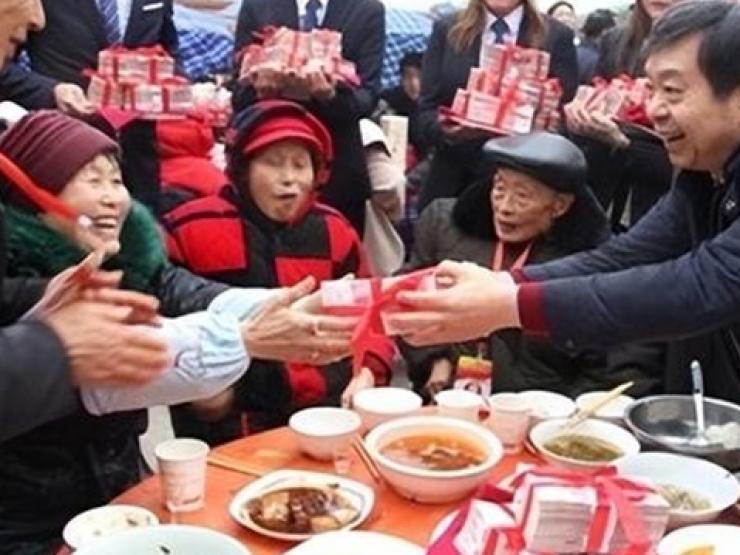 Kinh doanh - Người đàn ông ôm "bao tiền" về phát cho dân làng để trả ơn sau khi thoát nghèo