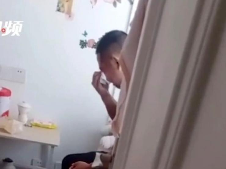 Bạn trẻ - Cuộc sống - “Dở khóc dở cười" chuyện bố trốn vào phòng khóc trong ngày đầu đưa con đi mẫu giáo