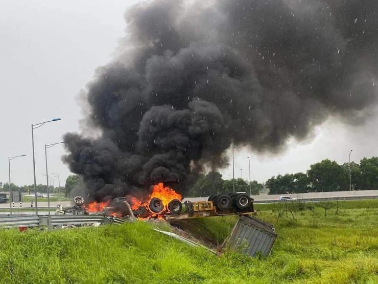 Xe đầu kéo lật ngửa rồi bốc cháy dữ dội trên cao tốc Hà Nội – Hải Phòng