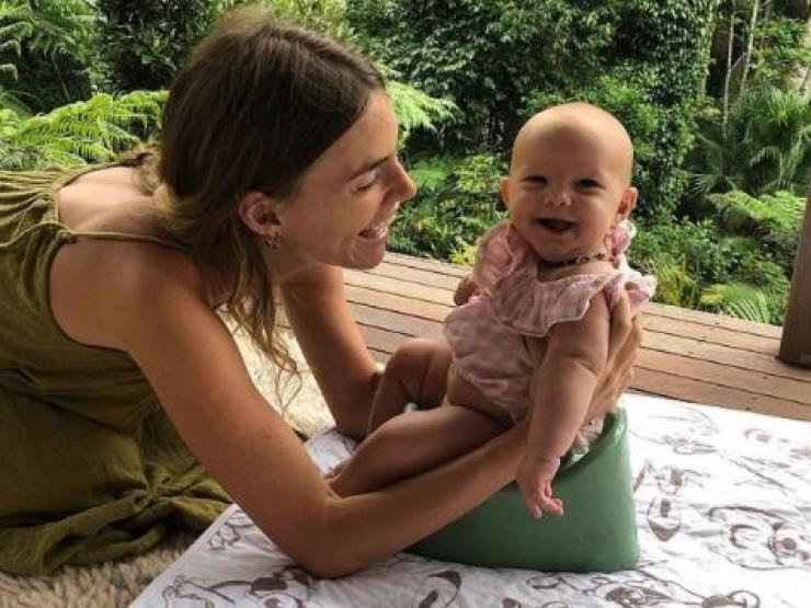 Bạn trẻ - Cuộc sống - Mẹ huấn luyện con gái ngồi bô khi hai tuần tuổi và cái kết bất ngờ