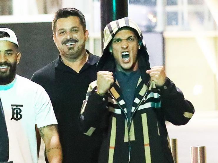 Bóng đá - Antony ăn mừng giữa phố cực chất, "nịnh" Ronaldo ra mặt khi MU thắng Arsenal