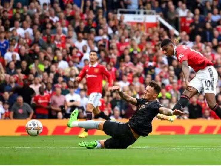 Bóng đá - Arsenal thua MU vẫn đầu bảng: Fan chê phòng ngự "tự sát", đừng mơ vô địch