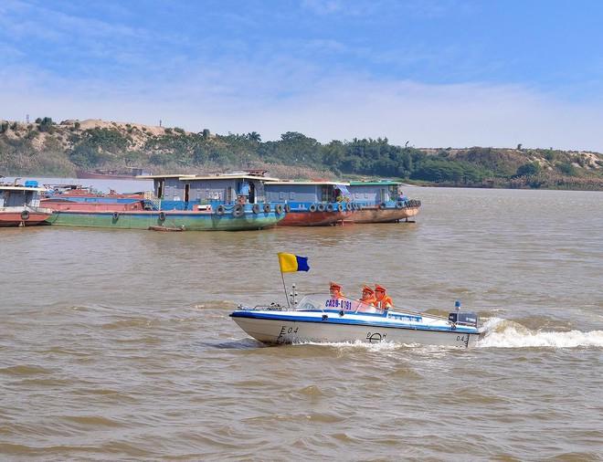 Cảnh báo nguy hiểm với tàu thuyền tại vị trí xe container chìm dưới sông Hồng - 1