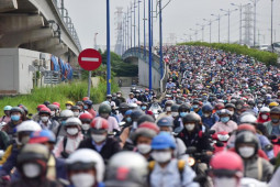 Tin tức trong ngày - Hàng ngàn người "chôn chân" ở cửa ngõ TP.HCM ngày đầu đi làm sau kỳ nghỉ lễ