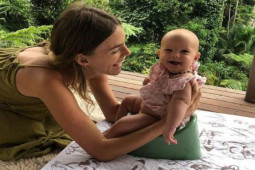 Bạn trẻ - Cuộc sống - Mẹ huấn luyện con gái ngồi bô khi hai tuần tuổi và cái kết bất ngờ