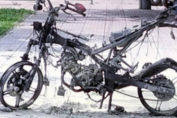 Pháp luật - Truy tìm người đàn ông châm lửa đốt xe gắn máy rồi bỏ đi