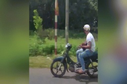 Tin tức trong ngày - Bất ngờ lý do Minh "heo" chạy xe máy bằng chân, ôm đàn hát say mê