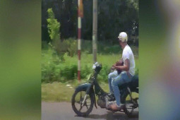 Tin tức trong ngày - Bất ngờ lý do Minh "heo" chạy xe máy bằng chân, ôm đàn hát say mê