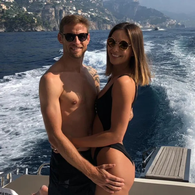 Button thường "bỏ đói" người vợ xinh đẹp Jessica Michibata, mỗi thời điểm anh chuẩn bị bước vào thi đấu. "Chuyện ấy" có thể không ảnh hưởng, không hại gì tới phong độ của nhiều người trước khi chơi thể thao, nhưng tay lái Button nổi tiếng với việc tuân thủ tuyệt đối "lệnh cấm phòng the".