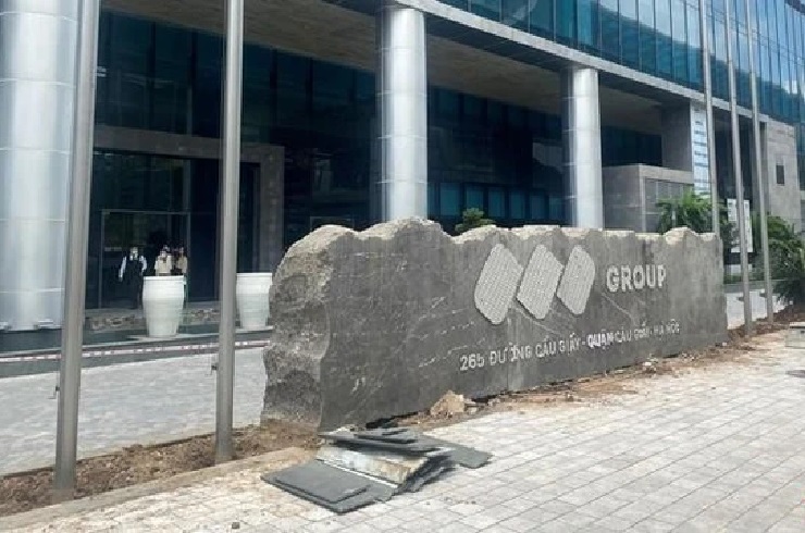 Logo ‘FLC Group’ đặt phía trước tòa tháp FLC Cầu Giấy hiện&nbsp;đã&nbsp;bị tháo dỡ