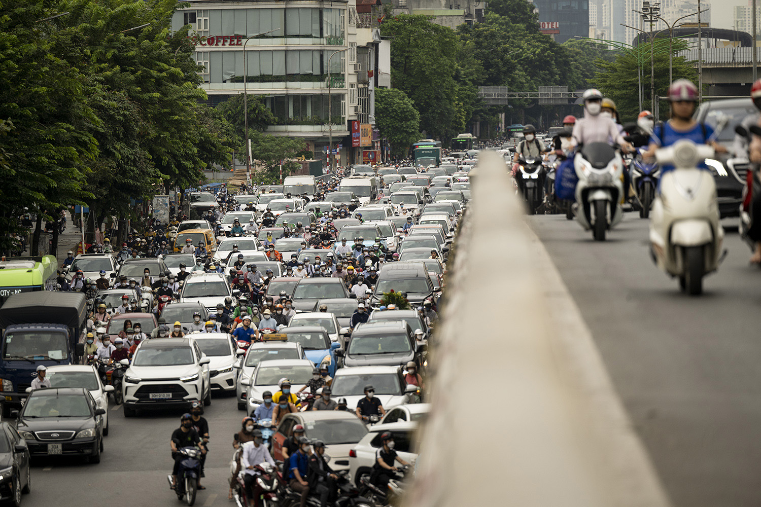 Cầu vượt Tây Sơn - Nguyễn Trãi ùn tắc kéo dài cả trên và dưới.