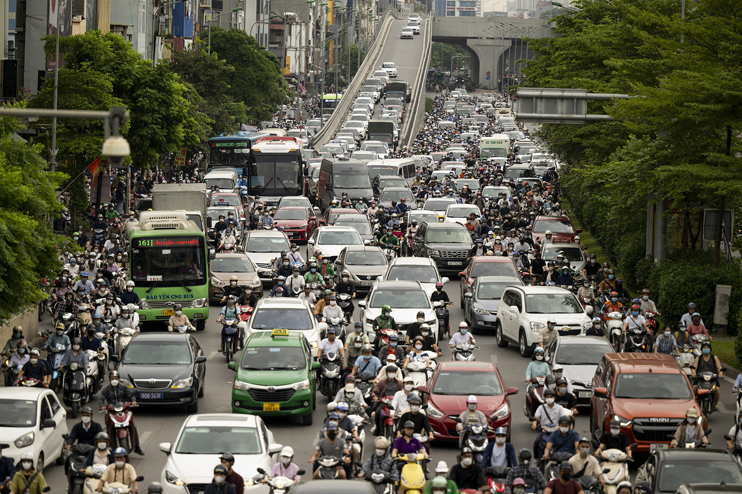 &nbsp;Hàng dài ô tô, xe máy ken đặc đỗ tại nút giao đoạn Ngã Tư Sở hướng về trung tâm Thủ đô.