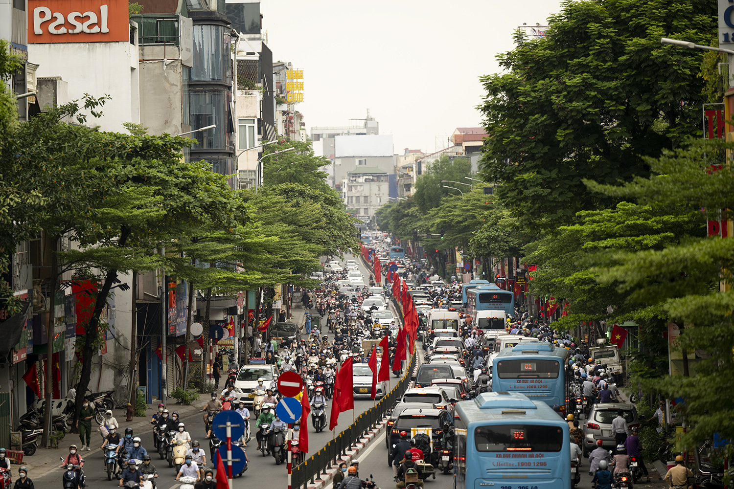 Đến khoảng 8h15, dòng người vẫn nối đuôi nhau trên đường Tây Sơn.