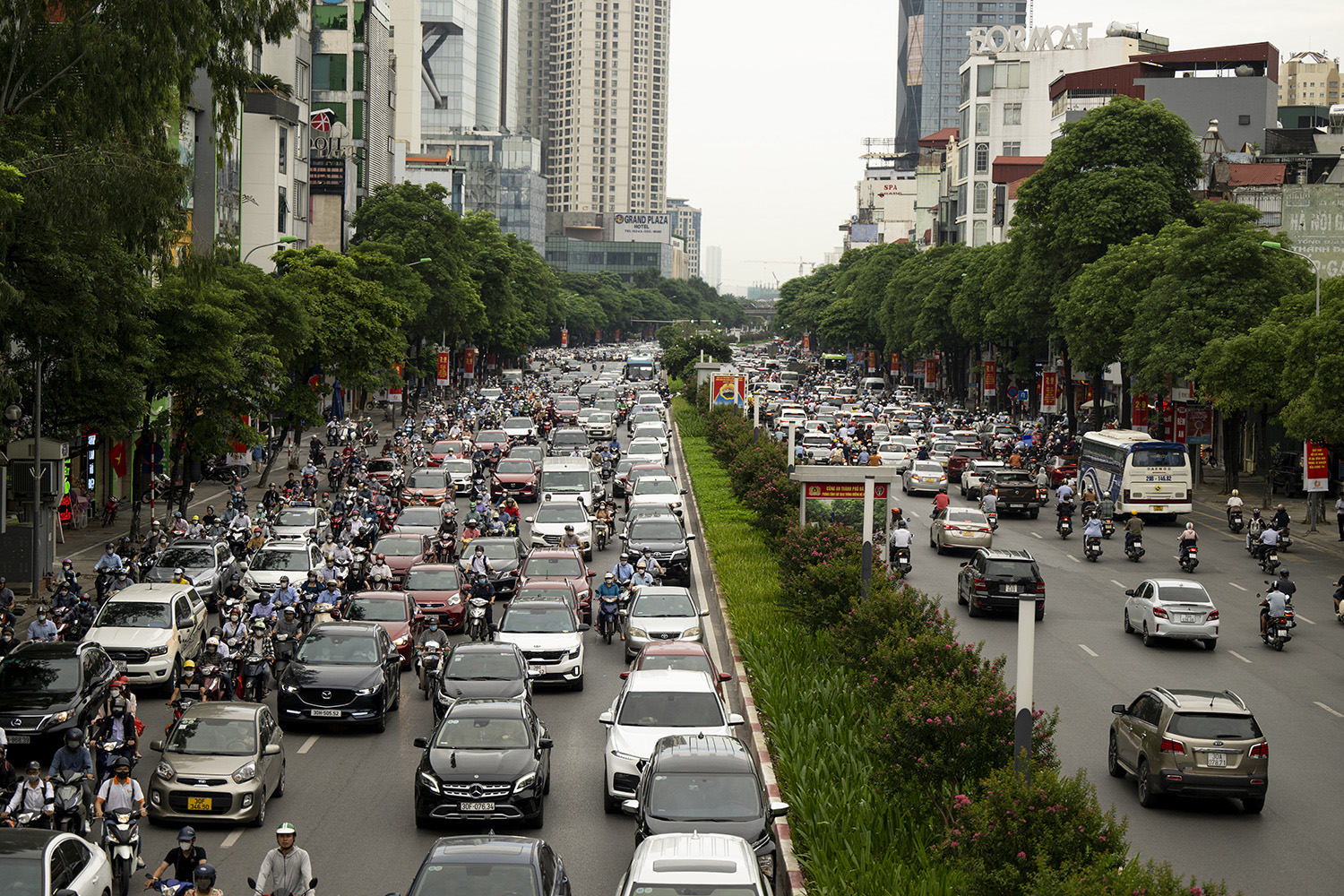 Ngày đầu đi làm sau kỳ nghỉ lễ, đường phố Hà Nội tắc &#39;không lối thoát&#39; - 2