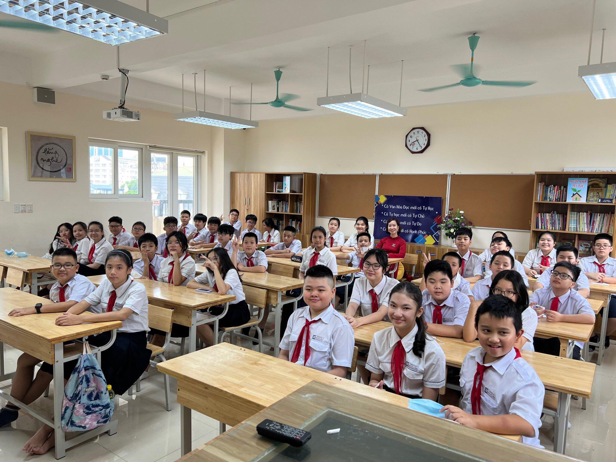 Sau lễ khai giảng, học sinh được lên lớp để chào đón năm học mới.