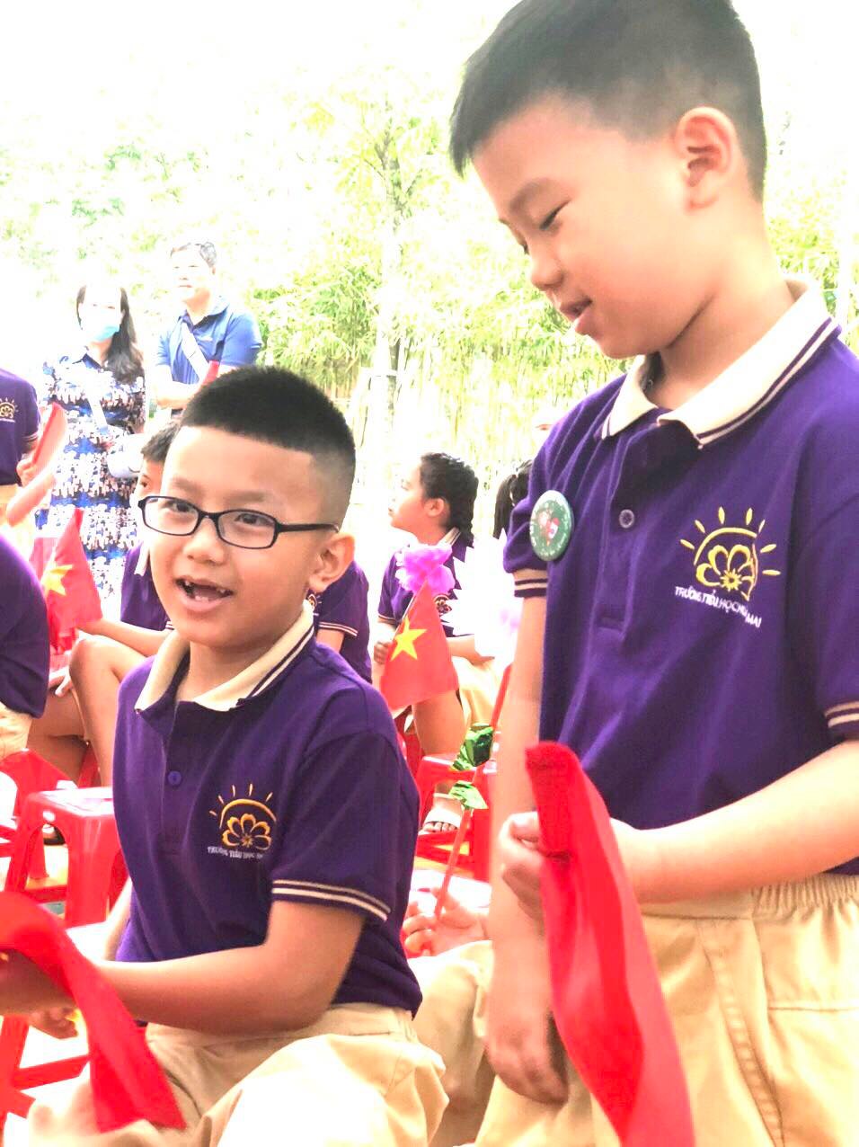 Học sinh trường Tiểu học Hoàng Mai vui mừng được dự lễ khai giảng trực tiếp.
