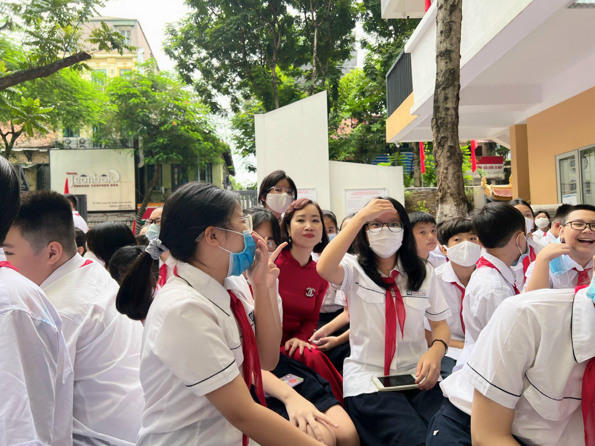 Học sinh trường THCS Ngô Sĩ Liên hân hoan trong ngày khai giảng.&nbsp;Ảnh: Thúy Hằng